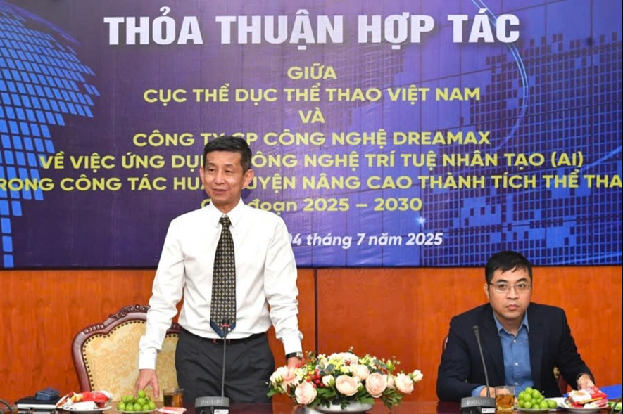 Đại diện hai bên trao thỏa thuận hợp tác ứng dụng AI trong huấn luyện